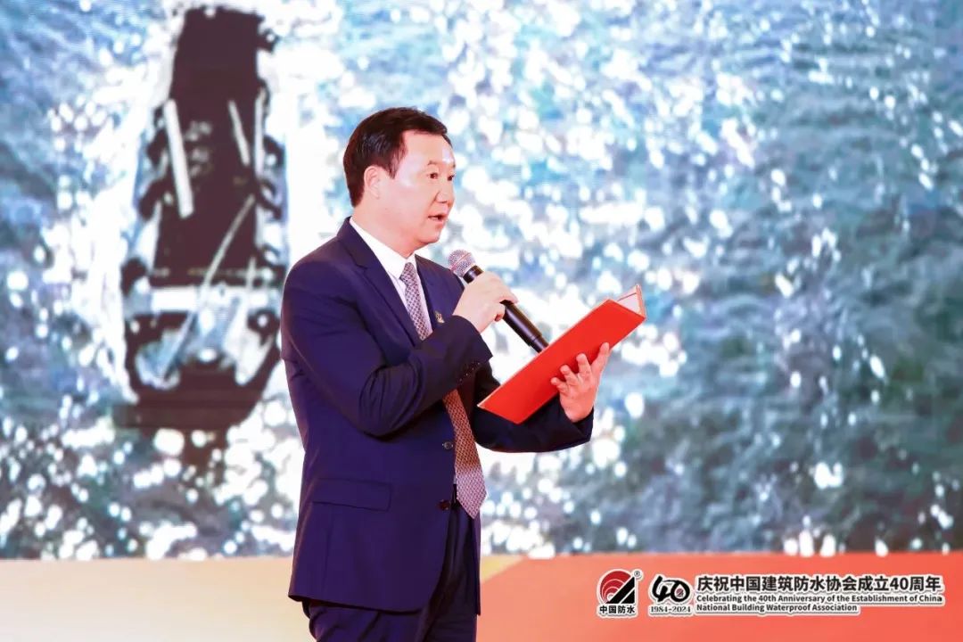 Qian Lindi, pr&eacute;sident de Canlon, a prononc&eacute; un discours sur sc&egrave;ne