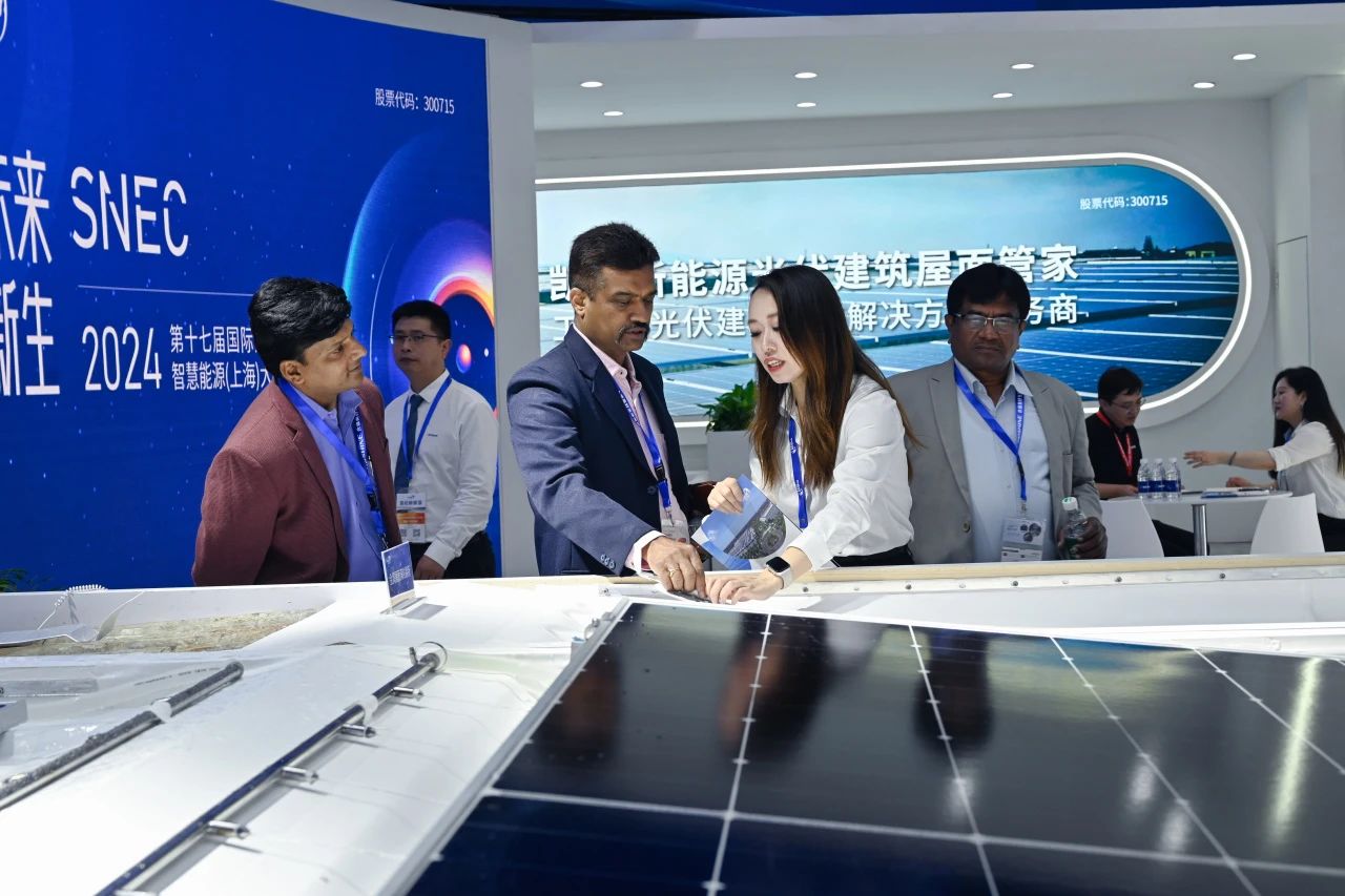 Des clients ont visit&eacute; le stand Canlon au SNEC 2024