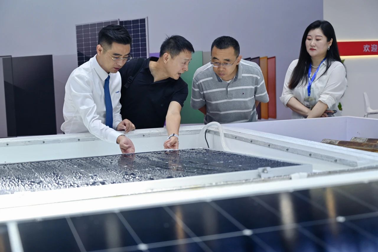 Des clients &eacute;trangers ont visit&eacute; le stand Canlon au SNEC 