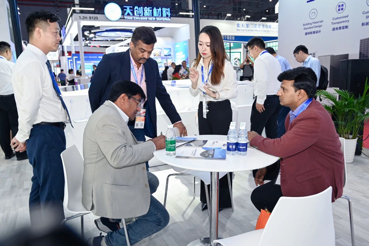 Des clients &eacute;trangers ont visit&eacute; le stand Canlon au SNEC 2024