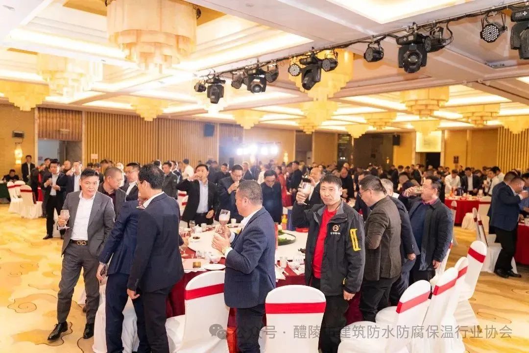 Conf&eacute;rence sur le d&eacute;veloppement de l'industrie de l'imperm&eacute;abilisation des b&acirc;timents de la ville de Liling