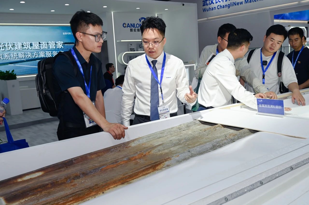 Des clients &eacute;trangers ont visit&eacute; le stand Canlon au SNEC &agrave; Shanghai