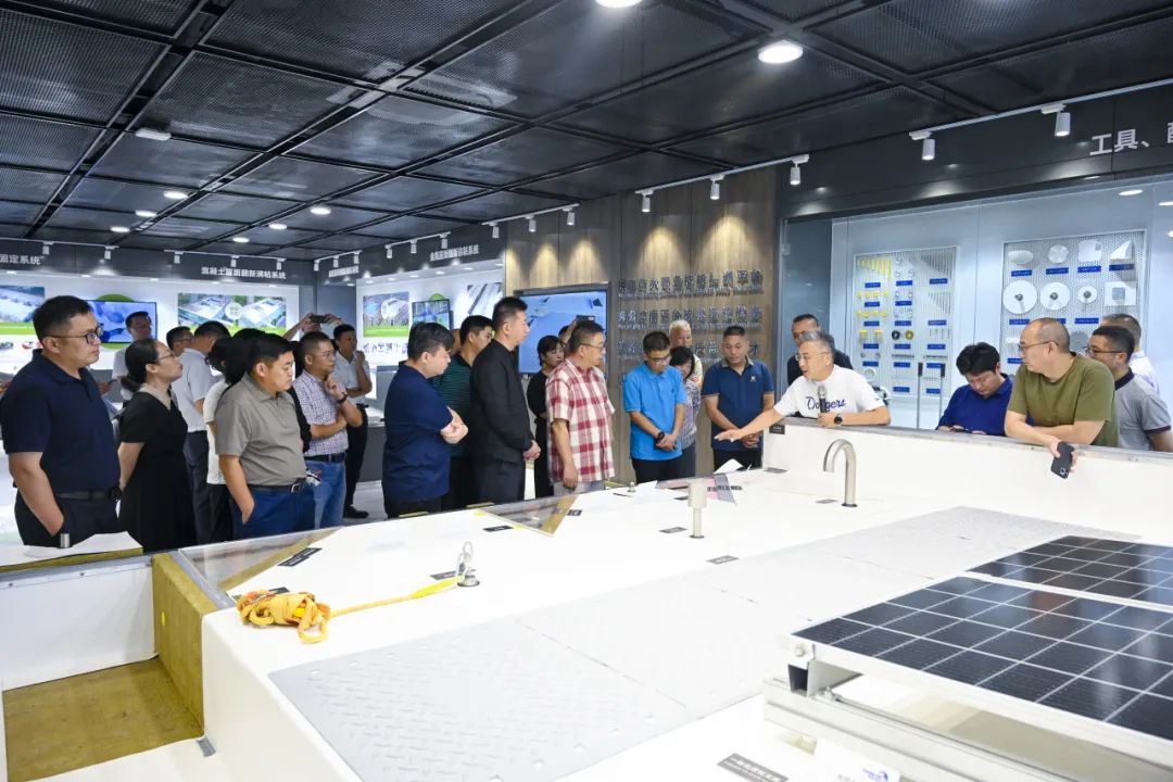 des anciens invit&eacute;s ont visit&eacute; l'Institut de recherche en technologies avanc&eacute;es CANLON