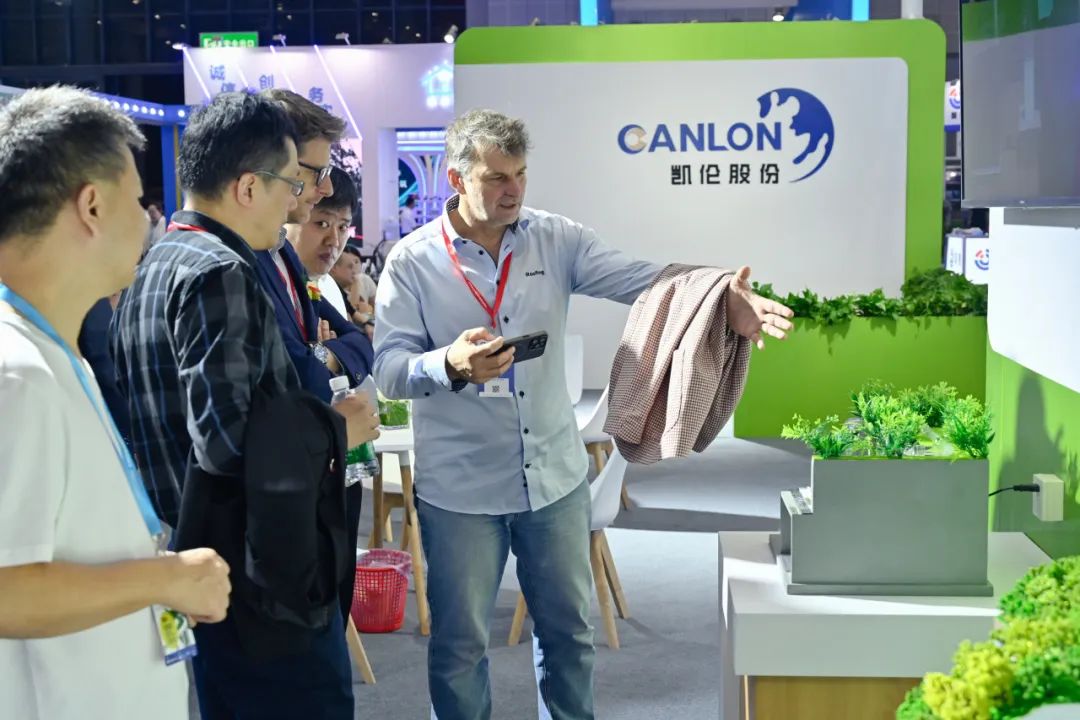 Des d&eacute;l&eacute;gations &eacute;trang&egrave;res ont visit&eacute; le stand CANLON