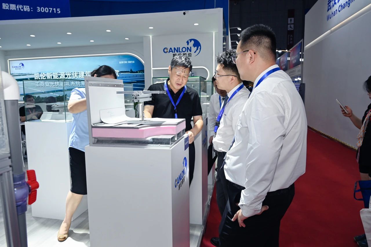 Des clients &eacute;trangers ont visit&eacute; le stand Canlon au SNEC &agrave; Shanghai 2