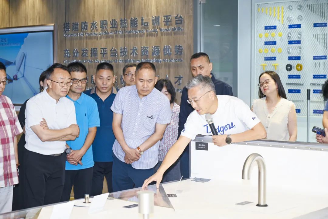 des anciens invit&eacute;s ont visit&eacute; l'Institut de recherche en technologies avanc&eacute;es CANLON