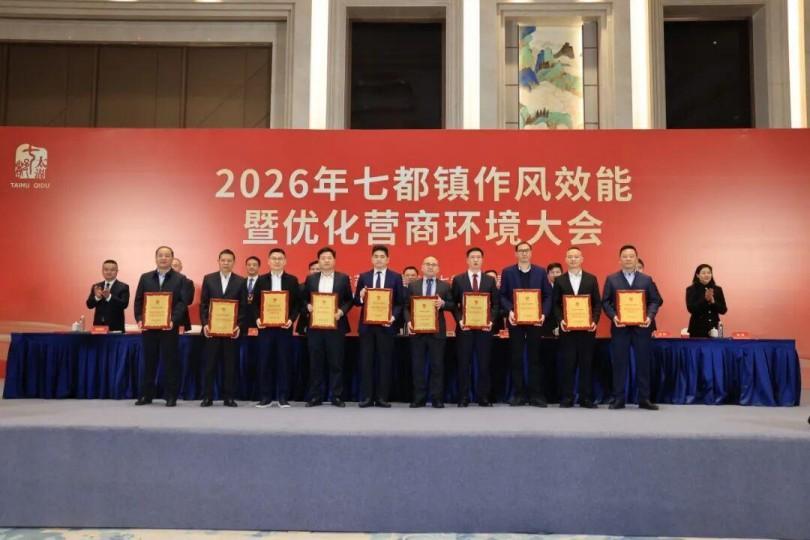 Honorer Canon | S’efforcer d’être un modèle et travailler dur : Canlon reçoit de nombreux prix et distinctions.