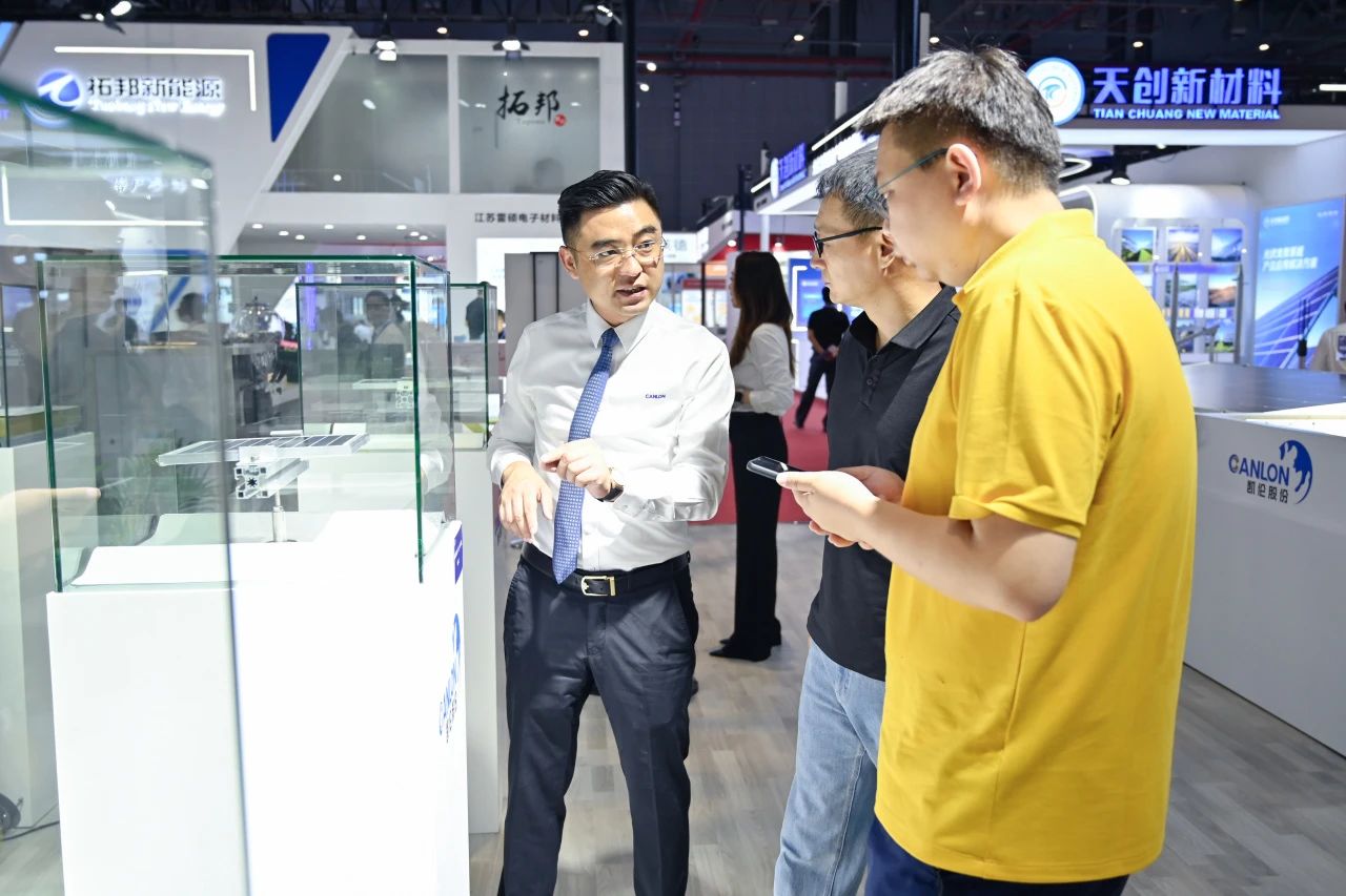 Des clients &eacute;trangers ont visit&eacute; le stand Canlon au SNEC &agrave; Shanghai 1