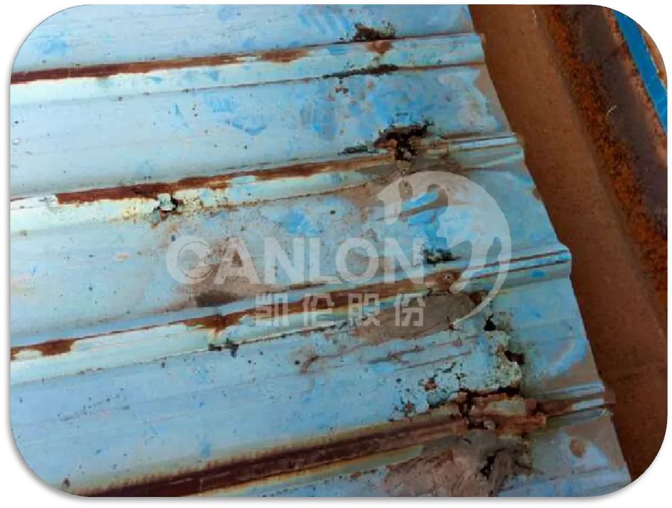 fuite sur toit m&eacute;tallique