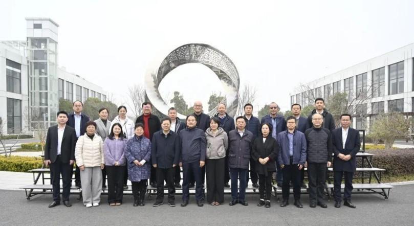 Focus sur Canon | Une délégation dirigée par le secrétaire général Cai Zhaoyun de la Direction de la technologie des toitures métalliques et de la Direction des systèmes de clôture s'est rendue à Canlon pour observer et échanger.